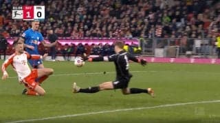 「変態セーブ！」「なんで止めるんだよ」ギリギリまで相手の動きを見て左手一本で“神スーパーセーブ”を炸裂した瞬間　“バイエルンの壁”がブンデスの新怪物に立ちはだかった貫禄プレー