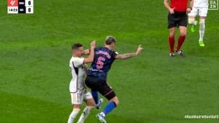 「犯罪的なエルボー」「レッドカードだろ」強烈な肘打ち→左目が赤黒く腫れる…マドリードDFをノックアウトしたセビージャFWにファン激怒！「審判が酷すぎる」の声も