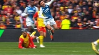 「ふざけんな！」「削るな！」南野拓実、危険タックルに吹っ飛んで大絶叫の瞬間…ファン絶賛の華麗テクニックをファウルで潰したクラッシャーDFにチームメイトたちも猛抗議