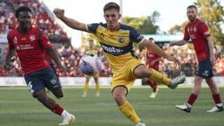 「ゴールを決めたくないのか？」「幽霊でも見えたか」無人のゴールにシュートを打たず…豪Aリーグの決定機逸にファン騒然「なぜ打たない？」