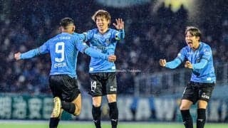 「ちょっぴりシュールで愛しかったです」侍ジャパン・井端監督がJ1川崎の試合を訪れ、その「登場姿」が話題に！ 競技場を半周する姿に2万人超え観客から歓声沸く