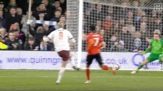 ヤバいところに蹴った！「当たったら死ぬ」「GK大丈夫か…」最強FWが強烈な“弾丸股抜きシュート”を炸裂した瞬間　怪物ハーランドが5得点の大爆発