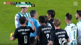 守田英正が退場者を突き飛ばして乱闘発生！ 「早く消えろ」「押すんじゃねえ」審判に抗議→去らない相手にブチギレ！ 9枚のカードが飛び交う荒れ試合