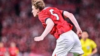 「か、か、か、カッコいい～」J1浦和・助っ人のスーツ“モデルショット”にファン興奮！「カッコよすぎて保存した」「ミュージカル始まるんかと思った」などの声