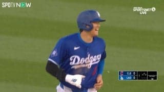 早速飛び出した\"ドジャースのニコ谷さん\"！相手選手とヒヤリ接触も背中ポンポン＆余裕の笑顔