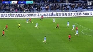 引っ張られても吹っ飛ばす！ ミランDF、秘技・急加速ゴリゴリ突破で決勝ゴール演出の瞬間「十八番のパワフルドリブルでた」「スーパーだ」「よく倒れなかったな」などファン歓喜