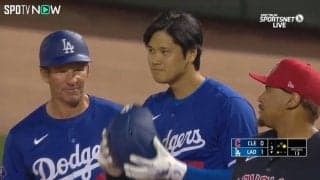ま、前が見えない…大谷翔平、豪快スイングからのタイムリーヒットもヘルメットが\"走塁妨害\"！？