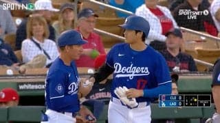 今後はコレが流行するかも？大谷翔平がコーチと\"ヘルメットタッチ\" 一塁上で見せたかわいすぎるご挨拶