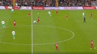 リバプール遠藤航ばりの“強烈ハードタックル”→ボール奪取！ 「遠藤の代役」が体を張ったディフェンスを炸裂した瞬間　最強の万能プレイヤーが“潰し屋”と化す！