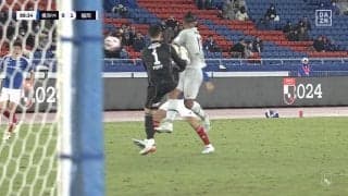 「蹴られてるぞ」「仕方ない」スタジアム騒然！GKのボールクリアした足が突っ込んできた相手FWの腹部に直撃した危険な瞬間「これは避けられない」