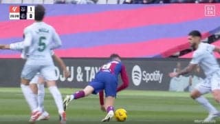 批判殺到！「死ぬだろ…」「退場させろ！」“悪質タックル”で吹っ飛ばされる→膝蹴りが背中に直撃した瞬間　バルセロナの絶対的エースに起きた悲劇