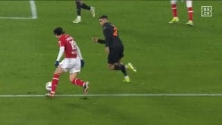 速過ぎるだろ！南野拓実、神速ドリブル突破の瞬間！相手の視界から瞬時に抜け出し虚をつく絶妙アウトクロス炸裂！スーパープレーが凝縮した神技レベルの2秒間