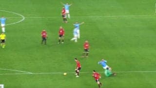 「PKが盗まれた」「正しい判定」物議を醸す“激突事故”の決定的シーン！ミランGKが勢い余ってラツィオFWを吹っ飛ばす…レッドカード３枚でカオス生んだ主審は職務停止処分？