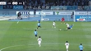 今のはカードだろ！爆走する“闘牛”を腕を使った体当たり強奪タックルで吹っ飛ばした瞬間　倒されたエリソンは相手DFと審判に抗議のジェスチャー