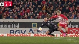 「怖っ！」「エグいな…」堂安律が危険すぎる“殺人タックル”を炸裂した瞬間　吹っ飛ばしても余裕の鬼メンタル！バイエルンの天才ドリブラーを潰した一撃