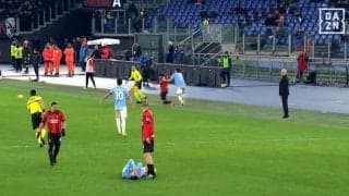 賛否両論のレッドカード判定！ 味方が顔面強打→プレー続行に慌てて掴み倒して退場の一部始終…「セルフジャッジが悪い」「主審が試合を止めるべき」などSNSも意見割れる