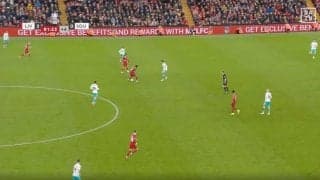 「ほんとに打ったら怒るよ！」スタジアムが揺れる“爆音”…ゴールから40m地点で「シュート！」の大合唱が響き渡る瞬間　リバプール遠藤航の“代役”最古参DFへ愛あるいじり