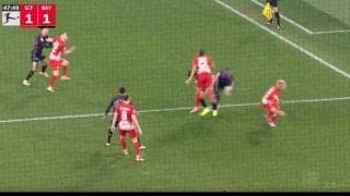 堂安律にあわや大惨事の危険プレー！背後から突き飛ばされる→顔面に飛びヒザ蹴りが直撃しかける衝撃の瞬間　ブンデスでも繰り広げられる激しい日韓戦