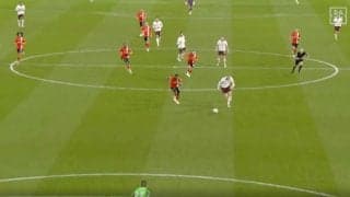 天才と怪物にしか分からないプレー！「一体、どこ見てる？」「通る意味が分からない」芸術的な“股抜きスルーパス”で神アシストを炸裂した瞬間　マンCの魔術師が異次元すぎるテクニック