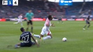 批判殺到！「死ぬだろ」「逆ギレすんな」一発退場の“殺人タックル”が炸裂した瞬間　三笘薫を襲ったレベルの極悪スライディングにあわや一触即発の事態