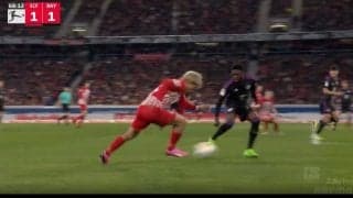 堂安律が“爆速スピード勝負”で吹っ飛ばされた瞬間　最高時速37キロの“世界最速レベルの男”にドリブル突破を仕掛けたド迫力バトル