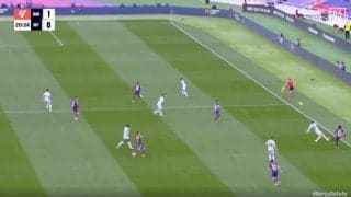 「変態パス！」「これは神すぎる」ゴール方向へ回転かける→美しい放物線の“超絶ロングパス”がピンポイントで炸裂した瞬間　バルセロナの最強ホットラインがスーパーゴール