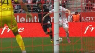 「諦めない」伊東純也、相手を執拗に追い回して渾身の膝ブロック！執念のスライディングで決定機クリアに成功した決定的瞬間