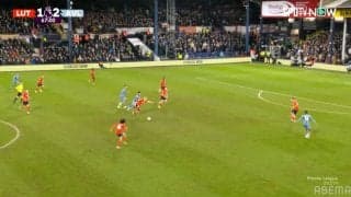 日本代表DF・橋岡大樹が迫力のヘディングやデュエルで魅せた瞬間！ プレミアリーグ・デビュー戦の出来に「小さな宝石」「ハシオカ投入でチームは改善」など海外メディア＆ファンが高評価