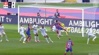 「変態テクニック！」「天才すぎる」ジャンプしながら空中でクロスに合わせる→左足アウトサイドキックを炸裂した瞬間　ブラジル代表FWの超絶プレーにスタジアム騒然