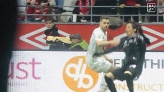 「かっこよすぎて涙出た」伊東純也、強烈張り手を喰らった瞬間！ライン際をぶち抜く高速ドリブル突破を相手DFが“張り手”で全力阻止→イエロー誘発でチャンスメイク「意味わからんくらいうまい」