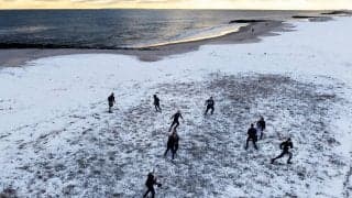 「恥ずかしいシーン」U20女子アジアカップで最悪のピッチ、ドリブル不可能、選手が試合中に雪かきも…オーストラリア指揮官「何人かの選手は雪を見るのが初めて」