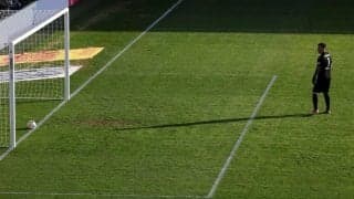 「GKがかわいそう」ブンデスリーガで生まれた信じられないオウンゴールにファン騒然「グラウンドキーパーは謝罪すべき」