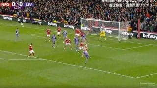 「死ぬだろ…」「怖っ！」爆速すぎる“殺人級”弾丸ボレーが顔面を撃ち抜いた衝撃の瞬間　相手DFに至近距離からシュートをブッ放して直撃