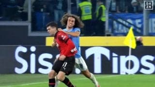 ファウルにブチギレ→両手で殴って突き飛ばして一発レッドカードの瞬間！カオスすぎる３人目の退場者…「報復行為はレッド」「イエローでよかった」などファンの意見は割れる