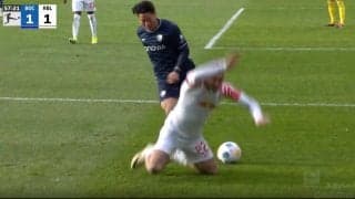 「怖すぎるだろ…」「本物のジャガーじゃん！」浅野拓磨が爆速スピードで相手と競り合う→吹っ飛ばした瞬間　ルーズボールを追いかける姿が怖すぎる