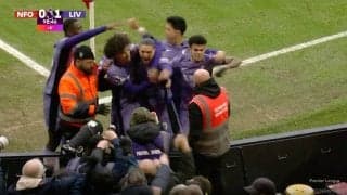 壁を蹴ってブチ壊す！制止を振り払って大暴れ「怖すぎるだろ」「ヤバいなw」 アウェイのスタンドに爆走して壁キック→大絶叫で煽りまくる瞬間　リバプールFWの劇的弾にスタジアム騒然