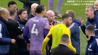 一触即発！試合終了後に最悪の事態に… 痛恨の失点にブチギレたスタッフが主審に猛抗議→カードが飛び交う瞬間　場内が大ブーイングの嵐でスタジアムが地獄絵図