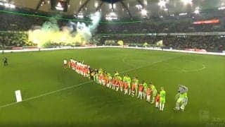 もはや火災現場レベルで燃える事態が発生「火事だろこれ」「炎やん」 スタジアム騒然！伊藤洋輝のシュトゥットガルトが乗り込んだ試合で試合前から大量の発煙筒