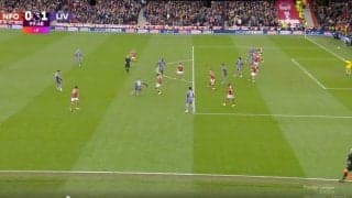 「もはや暴力」「怖っ…！」エグすぎる腕力で相手DFを潰した瞬間　常人離れしたパワーでオフサイドラインを下げた！ “世界最高DF”が劇的決勝弾を生んだ隠れた好プレー