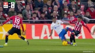 批判殺到！「死ぬだろ…」「退場させろ」背後から殺人“カニばさみタックル”が炸裂した瞬間　悪質ファウルがまさかのノーファウル判定に監督ブチギレ！