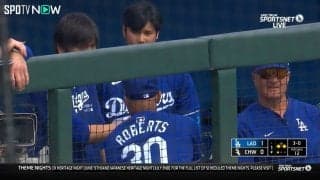 ショーヘイ、ちょっと教えてくれよ ロバーツ監督、大谷翔平に“緊急取材”乱調気味の山本由伸見てベンチで会話