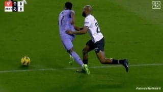 「ファウルだろ！」「なんでだよ！」爆速ドリブル突破→手で押し倒されるもまさかのノーファウル…天才ヴィニシウスが地面を殴りつけてブチギレた一部始終