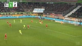 「もはや暴力」「ヤバすぎる」“市場価値爆上がり”伊藤洋輝が“強烈ショルダータックル”炸裂→完全にボール奪取した瞬間　ワールドクラスの完璧なフィジカルコンタクト