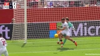 一体何をした？倒れて動けないGKが食らったのは爆速ハイプレスからの危険なショルダータックル！顎を撃ち抜く極悪プレーの一部始終