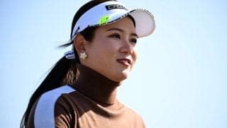 連覇を狙う吉本ひかる、今季ドライビングディスタンス“最下位”も抜群の技で初日「68」2位タイ