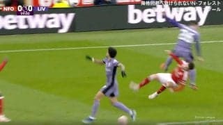 批判殺到！「死ぬだろ…」「退場させろ」 もはや交通事故レベル！猛スピードで“強烈ジャンプタックル”が顔面に直撃した瞬間　一発ノックアウトの衝撃シーン