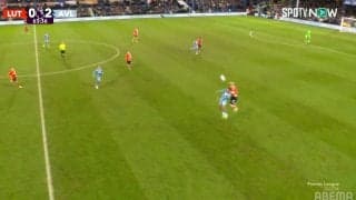 「めちゃくちゃ高い！」ルートン・タウン橋岡大樹、迫力ヘディングで“エアバトル完勝”の瞬間！ プレミアリーグ・デビュー戦で相手FWを圧倒「得意の空中戦が通用した」