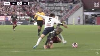 「なんでそうなる？」神戸・大迫vs柏・高嶺の激しいバトルが話題　絡まりあって転倒し喉仏を蹴られた大迫がファウル判定される展開に「2回潰してる」の声も