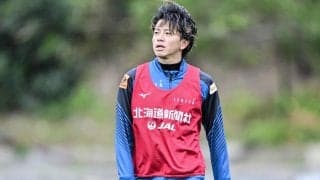 「鼻息で消そうとしてんのまじでおもろい（笑）」J1札幌MF長谷川竜也が誕生日を祝うも、突然の“ハプニング対応”にファン歓喜！「ケーキ渡すタイミングどうなの?!笑笑」の反応
