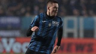 「うわっ！」ゴール裏の看板に激突して落下するアクシデント…アタランタDFがそのまま途中交代も無事